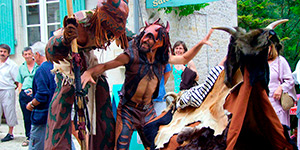 Compagnier de spectacles de rue avec costumes originaux.