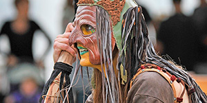 Cette troupe d'arts de rue propose des déambulations costumées en journée.
