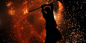 Ce spectacle d'arts du feu s'appelle Imoogi.