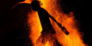 Le feu et la pyrotechnie se mêlent à la poésie et la magie dans un balet de lumières.