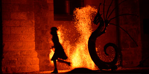 Le feu et la pyrotechnie se mêlent à la poésie et la magie dans un balet de lumières.
