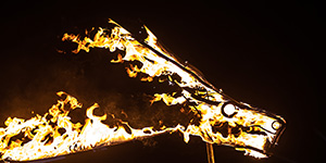 Ce spectacle d'arts du feu s'appelle Imoogi.