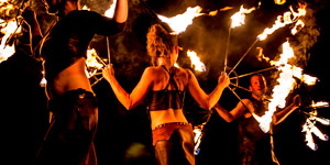 Plongez dans un univers féerique avec les danses de feu.