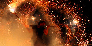 Ces artistes évoluent dans des costumes et décors de feu et de lumière.