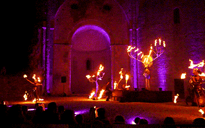 Lughna est un spectacle qui mêle feu, musique et étincelles pour émerveiller les enfants comme les adultes dans les festivals.