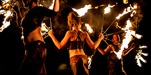 Ces danses de feu animent tous types de festivals pour tous publics.