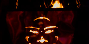 Ces installations de lumière et de feu émerveillent le public.