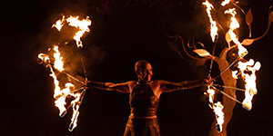 Les jongleurs de feu fascinent les enfants et les adultes.