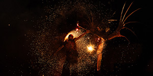 Jonglerie et danses de feu en spectacle fixe ou déambulation.