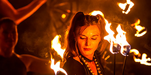 Les danseurs de feu assurent une performance hypnotique.