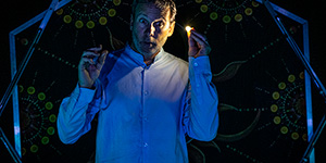 La jonglerie de lumière LED est adaptée aux espaces intérieurs ou extérieurs.