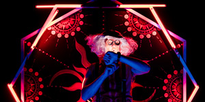 Ce nouveau spectacle mélange lumière et pyrotechnie sur scène.