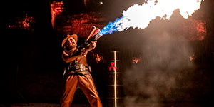 Effets spéciaux et pyrotechnie avec flammes et cracheur de feu.