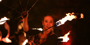 Jonglerie et feu sont les armes de cette compagnie originale.
