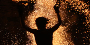 Une ambiance féerique pour un spectacle nocturne médiéval.