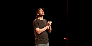 Jérôme Monzein raconte des histoires à rire et à chanter.