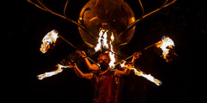Le feu et la lumière tournoient et créent des effets spectaculaires.
