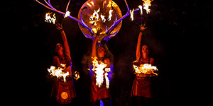 Artifices et pyrotechnie se mêlent au chant pour un ballet enflammé.
