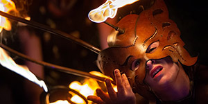 Les performances lumineuses d'artistes dans un univers médiéval fantastique.