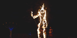 Feu, lumière et pyrotechnie s'entremêlent et donne vie à la magie.