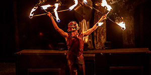 Le feu tournoie et les étincelles en mouvement forment des décors de feu.
