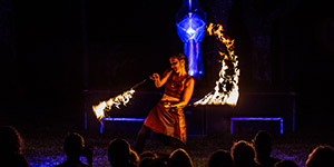 Danseurs et danseuses utlisent des accessoires enflammés.