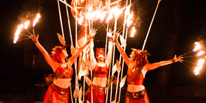 Danses et artcifices illuminent le ciel du festival dans cette cité médiévale.