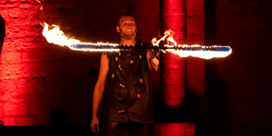 Imoogi : un univers fantastique de jonglerie et de manipulations de feu pour une création originale.