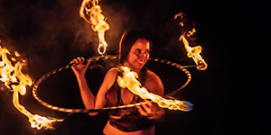 Ce spectacles mêle feu, danses et féérie pour le plaisir des enfants et des parents.