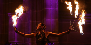 Ce spectacle enflamme un public divers et fasciné par le feu.