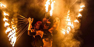 Véritables artistes du feu qui vont bien au-délà de la simple jonglerie pour un spectacle de qualité.