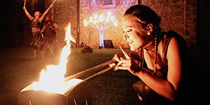 L'Arche en Sel crée un univers de feu de féerie le temps d'une représentation.