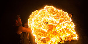 Des effets spectaculaires et des costumes plus vrais que nature pour un show nocturne inoubliable.