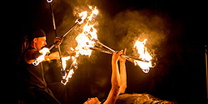 Batons et boule de feu s'entre-mêlent pour des spectacles inoubliables.